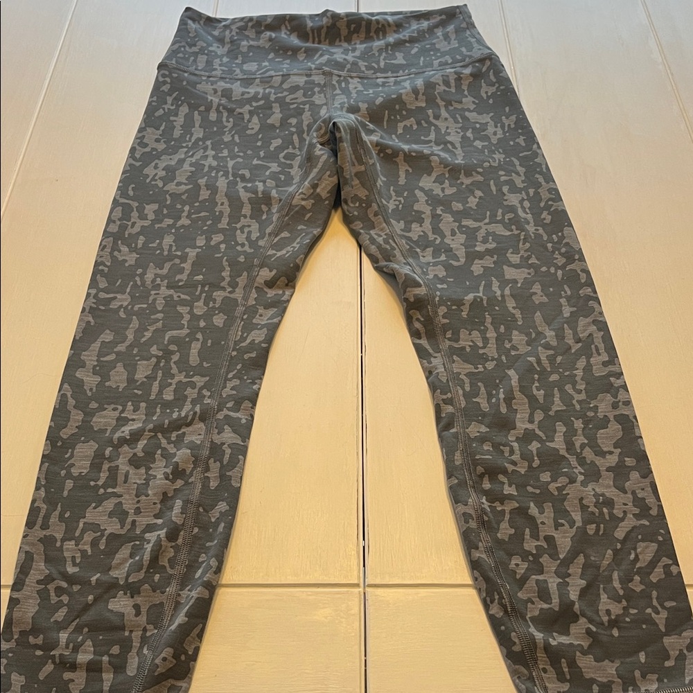 Lululemon/Leggings 7/8 length/6/Dark gray and light gray/EUC